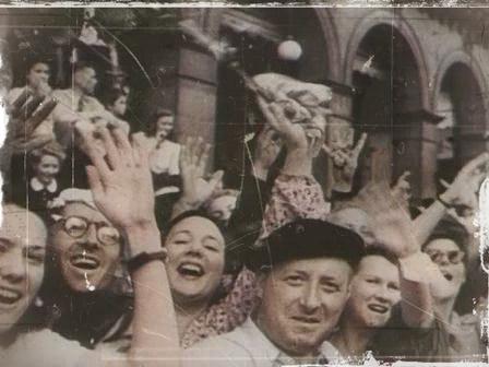 la foule dans Paris libéré en 1944