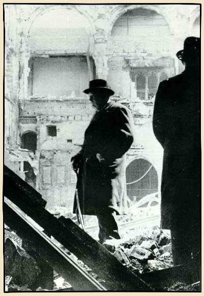 Churchill dans Londres bombardée en 1940