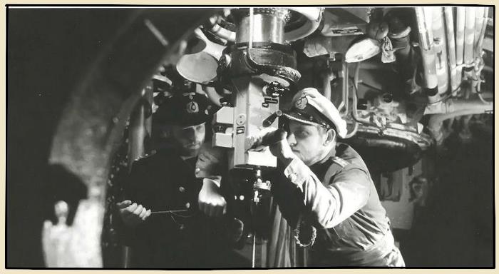 Commandant U-Boot à la recherche d'un convoi allié