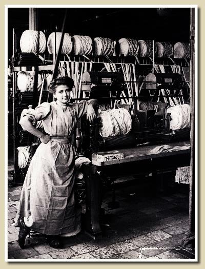 ouvrière dans une usine de tissage en 1900