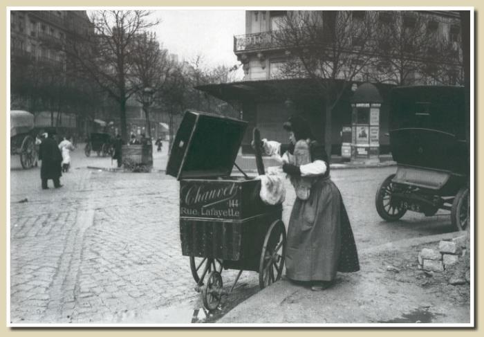 une porteuse de pain à Paris en 1900
