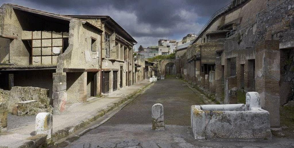 C'est une déferlante de lave qui pénétra dans la cité d'Herculanum