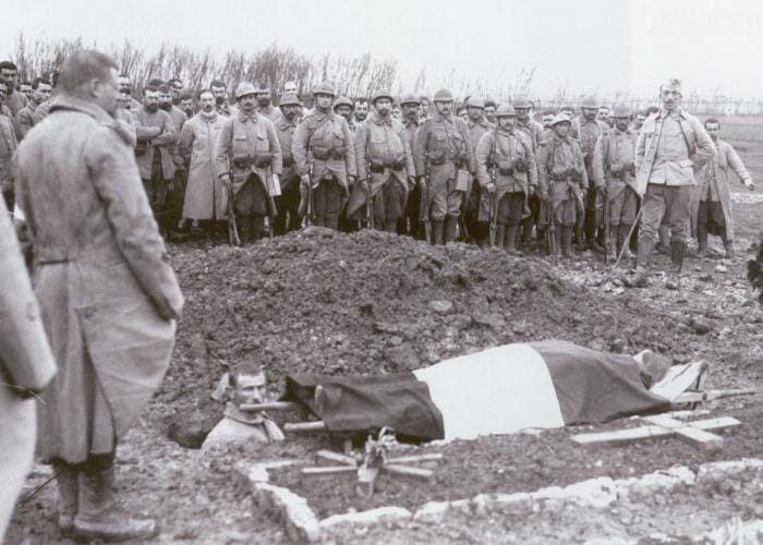 Cercueils et croix de bois faits en série parmi les misères du poilu