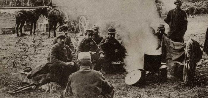 La soupe du poilu, c'était l'appellation générale du plat principal, au reste unique, mêlant la viande, la barbaque, à des pâtes ou du riz formant un magma caoutchouteux