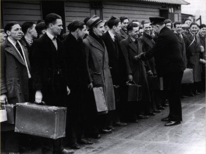 En juillet 1940, une nouvelle base d'entraînement de la Royal Navy, connue sous le nom de H.M.S. Western Isles, fut créée