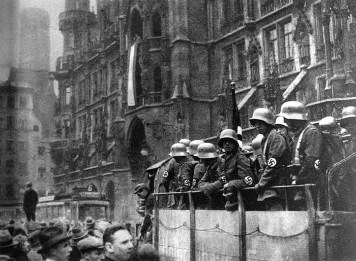 A Munich pendant le putsch, Hitler bondit sur une table et tira un coup de revolver dans le plafond