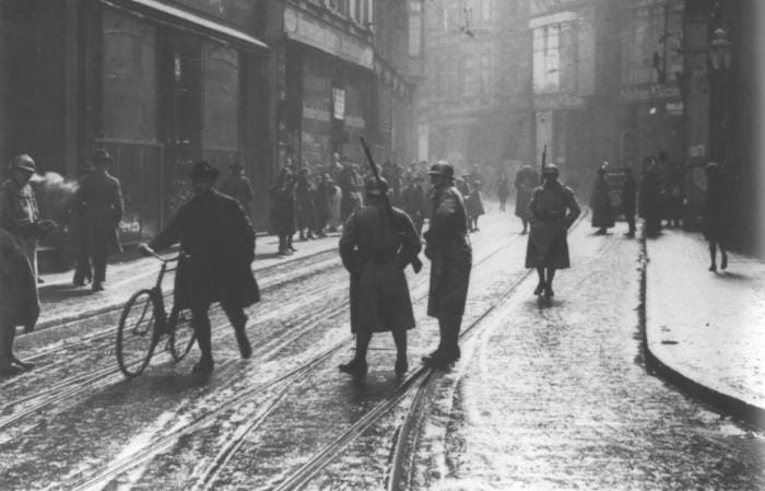 En novembre 1923, Hitler tenta de prendre le pouvoir à Munich. Ce fut un échec.