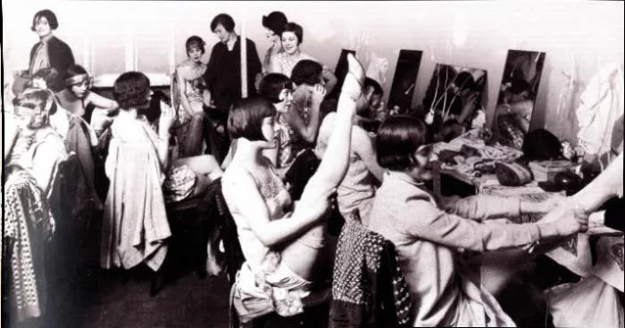 Le parti nazi prend le contrepied de l'émancipation de la femme, qui mène pour Hitler à la mort du peuple