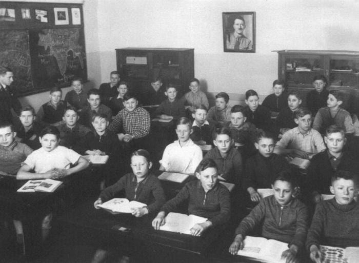 Les manuels scolaires célèbrent le génie de Hitler