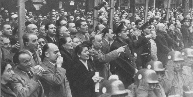 Evita Péron meurt le 26 juillet 1952, à l’âge symbolique de trente-trois ans