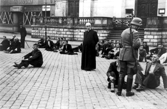 Les S.S. et la Gestapo plongeaient brutalement la Pologne dans un effroyable bain de sang.