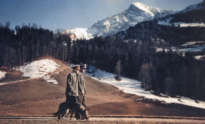 Après le déjeuner, Hitler faisait de longues marches à pied