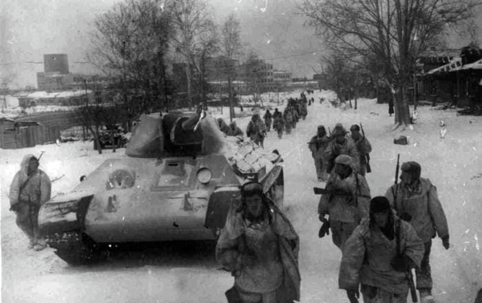 A la faveur de l'hiver le plus rigoureux depuis cent quarante ans, les Soviétiques essayèrent de détruire l'armée allemande. L'échec subi devant Moscou était la première défaite subie par la Wehrmacht depuis la campagne de Pologne.