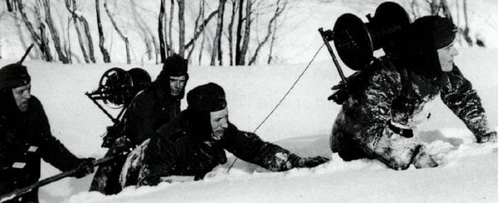 Les effets du froid, qui oscille entre - 25 et - 30°, sont effroyables.