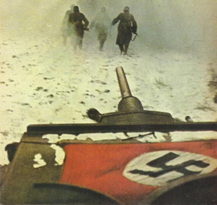 La différence entre les équipements d'hiver russes et allemands joue un rôle véritablement écrasant dans l'issue de la bataille. Moscou est sauvée. L'Allemagne a cessé d'être invincible. Adolf Hitler a perdu sa bataille de Moscou pendant l'hiver 1941.