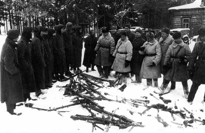 Les troupes allemandes s'accrochèrent au terrain pendant la bataille de Moscou en 1941