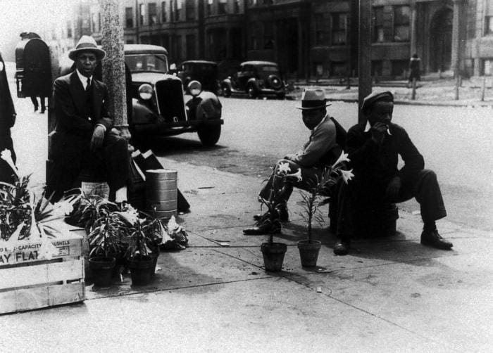 Le ghetto fait surgir une culture de la pauvreté avec ses rites et ses mythes, ses lois et ses règles, ses préjugés raciaux, des loyers élevés aussi en raison des fortes primes qu'exigent le compagnies d'assurances.