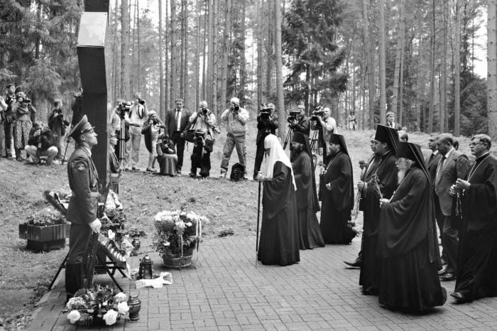 Il faudra attendre, le 13 avril 1990, une visite officielle à Moscou du président Jaruzelski pour qu'une déclaration officielle de l'agence Tass reconnaisse enfin le crime de Katyn