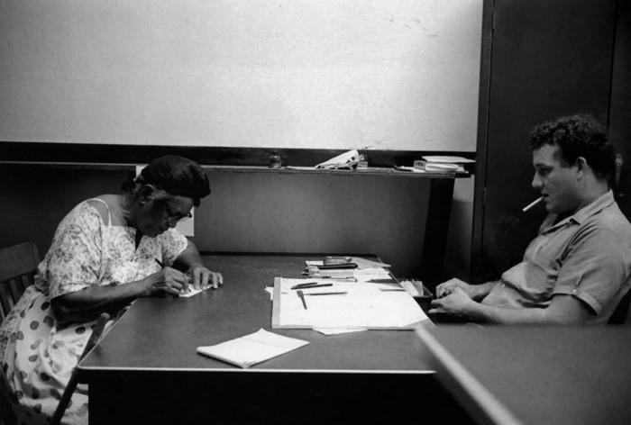 La loi sur les droits civiques signée le 2 juillet 1964 cherche à remédier à la non-participation politique et la ségrégation.