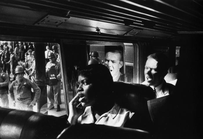 En 1961, le C.O.R.E., sous la direction de James Farmer, lança une nouvelle forme d'action, supposée non violente, pour éprouver la déségrégation dans les transports : c'est l'épisode des Freedom Riders.