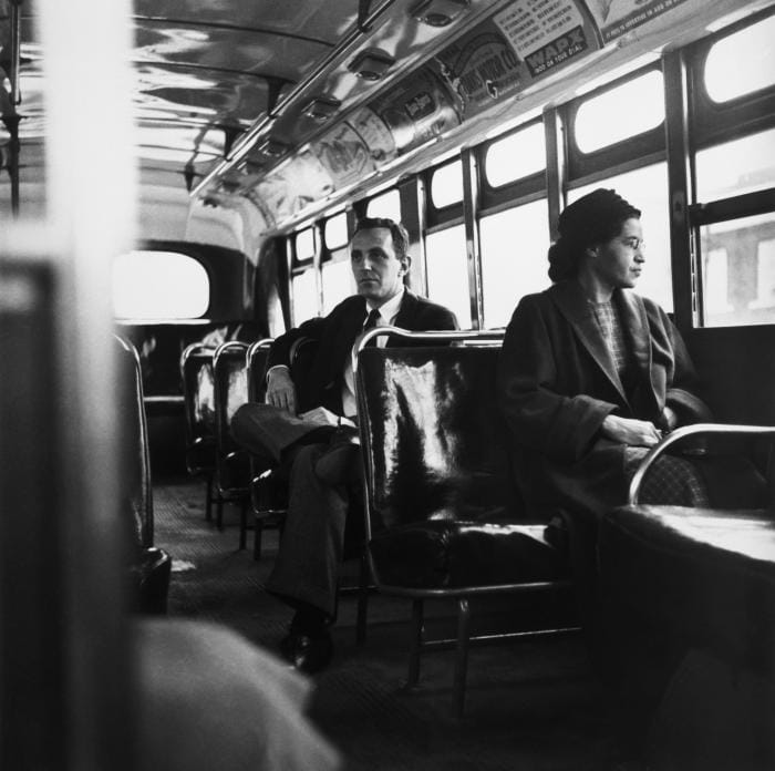 En décembre 1955, Rosa Parks, une jeune couturière, refuse de céder sa place à un passager blanc dans un bus à Montgomery, dans l’Alabama.