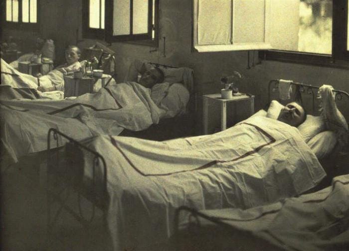 Un poilu blessé dans un hôpital en 1914