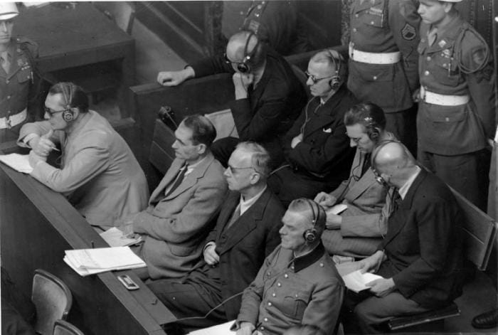 Le procès de Nuremberg commença le 20 novembre 1945. La première journée fut consacrée à la lecture des actes d'accusation.