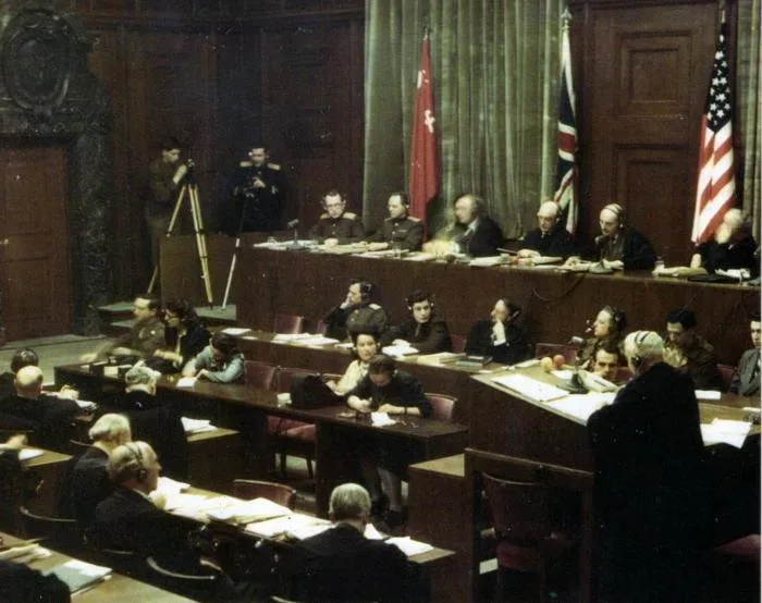 La salle du tribunal de Nuremberg crée une grande proximité dans la répartition des places occupées par la cour, la défense et l'accusation