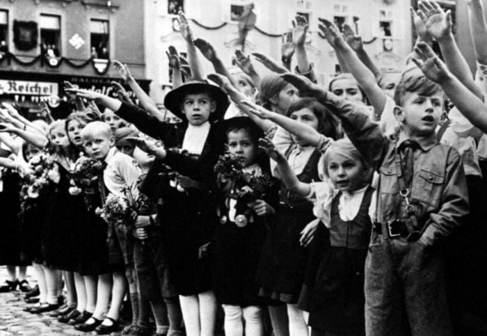 Quand l'occupation de l'Autriche, le samedi 12 mars 1938, les troupes allemandes furent saluées avec des fleurs et des-drapeaux à croix gammée.