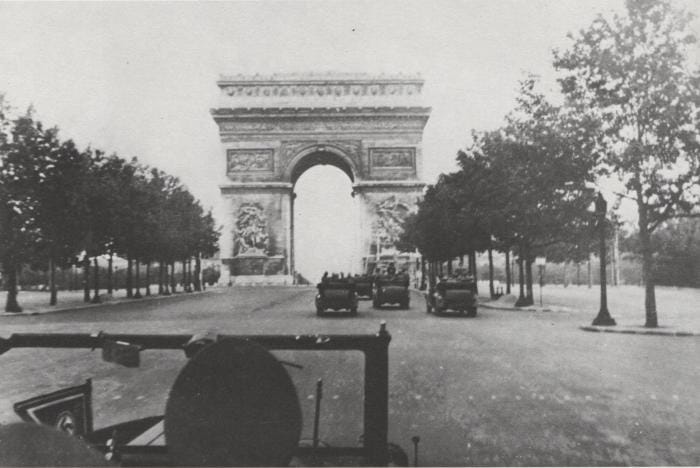 Sous les roues des voitures allemandes se déroula la plus belle avenue du monde. Tout en haut, devant Adolf Hitler, se dressait l'Arc de triomphe