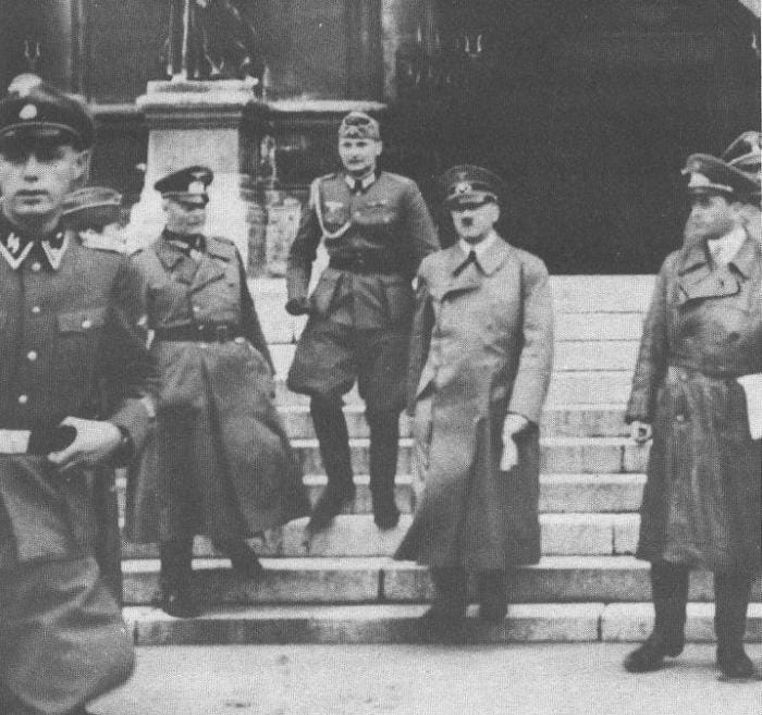 C'était, entre six et sept heures du matin, par une journée de juin 1940. Hitler était à Paris