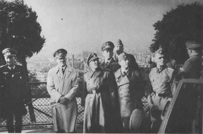 La traversée de Paris par Hitler s'achevait avec la visite du sacré coeur