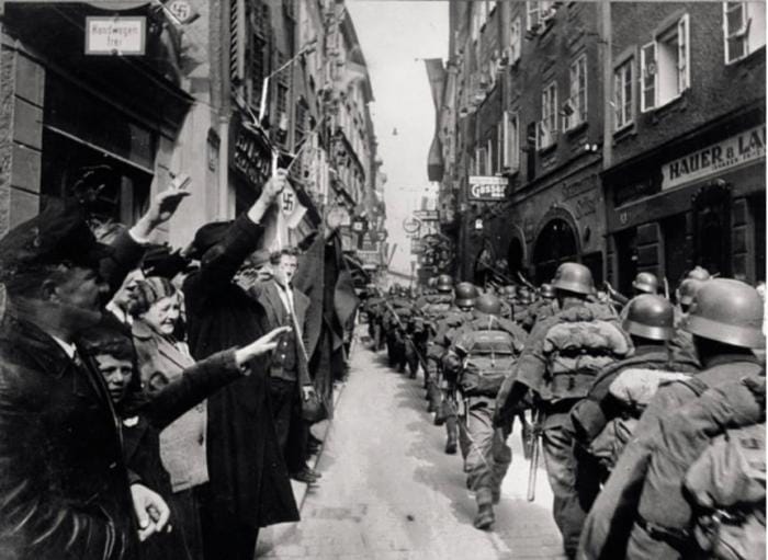 Pendant l'occupation de la Rhénanie les soldats de la Wehrmacht sont accueillis par une foule en liesse