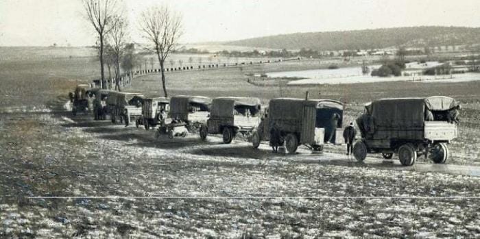 La noria de véhicules sur la voie sacrée de Verdun