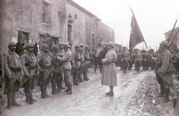 Croix de guerre d'un côté, croix de fer de l'autre, les récompenses, rares et dures à conquérir, étaient toute la fierté des soldats.