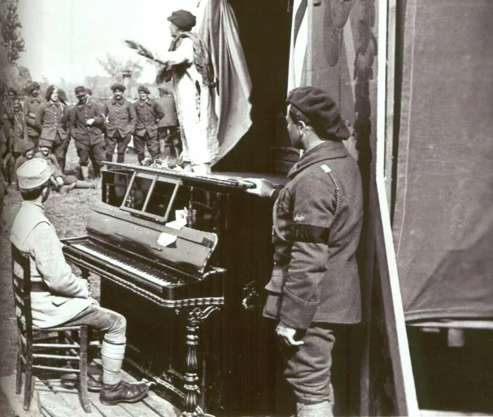 La musique reste une des principales distractions du soldat. Il en joue et en écoute.