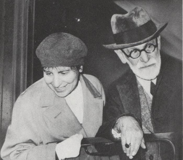 Sigmond freud, fondateur juif de la psychanalyse, fuit l'Autriche avec sa fille Anna pour gagner la Grande-Bretagne via Paris, en juin 1938