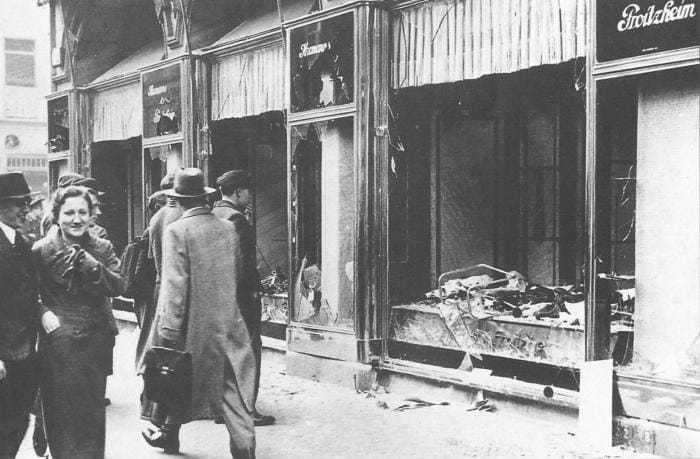 L'Etat nazi passa de l'intimidation a la confiscation des biens juifs pure et simple, mais sans renoncer aux voies détournées.
