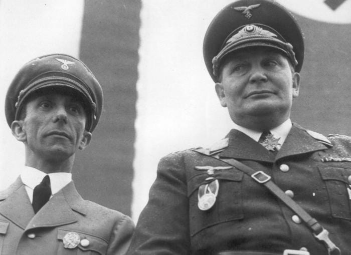 Ciano le dépeint bouffi et arrogant ; Goering se pavanait béatement devant les officiers italiens qui l'accueillaient