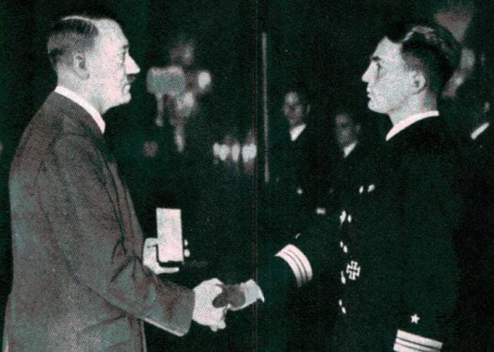 Prien reçoit les félicitation personnelles de Hitler après la destruction du Royal Oak