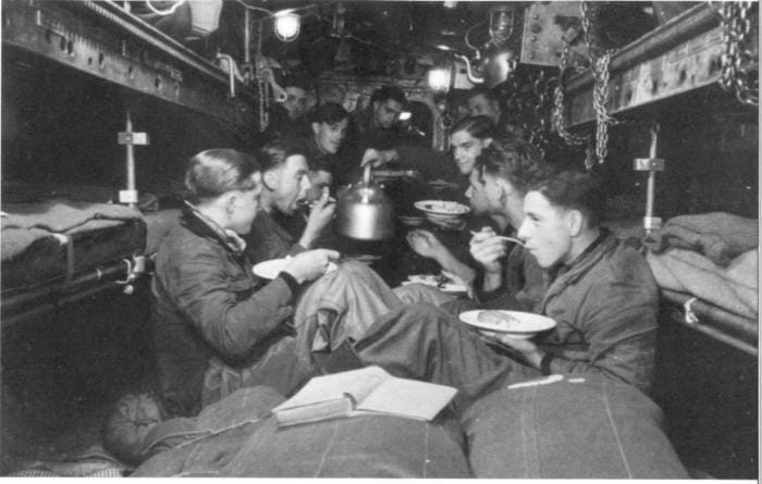 Viande bouillie et pommes de terre au menu des sous-mariniers