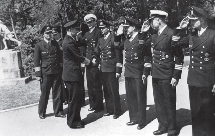 Dönitz conserve la confiance absolue de ses hommes