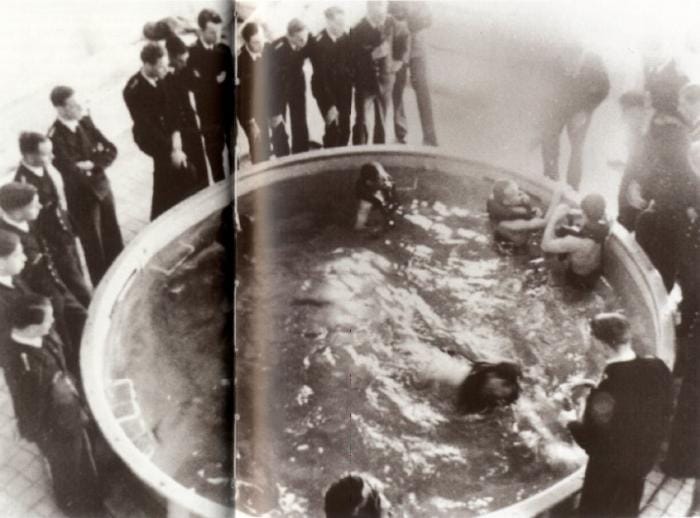 Pendant six mois, l'équipage du U-Boot subit un entraînement intensif