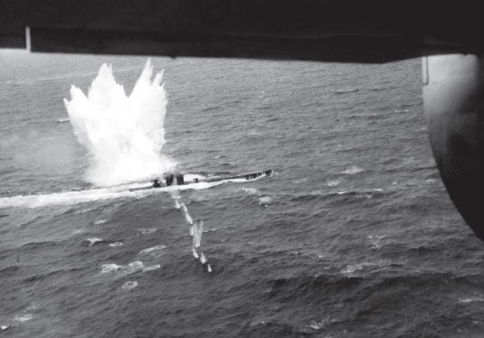U-Boot traqué par des navires et avions pendant la deuxième guerre mondiale