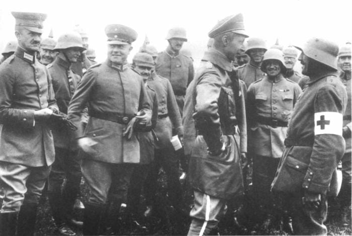 Falkenhayn est remplacé à la tête de l’armée allemande par son grand rival, Hindenburg.