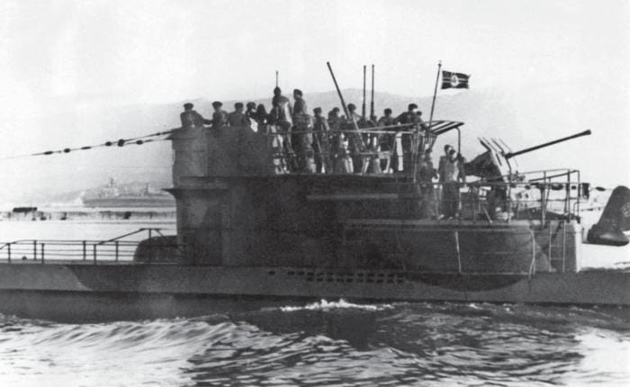 Albrecht Brandi est régulièrement bombardé et grenadé