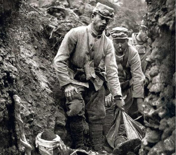 C'est généralement seul qu'opère le brancardier à la bataille de Verdun en 1916