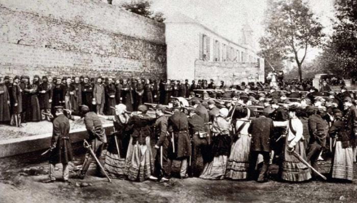 Les membres de la Commune essaient de s'interposer à l'exécution.