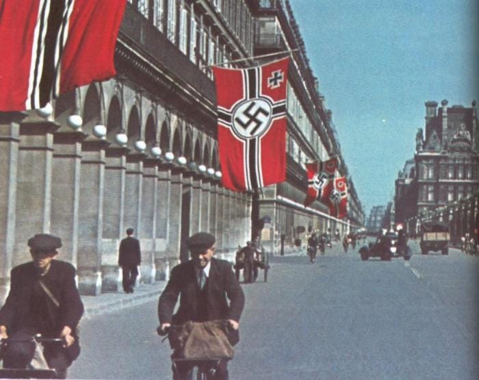 Dans son ensemble, la population de Paris reste atone devant l'entrée des Allemands dans Paris en 1940