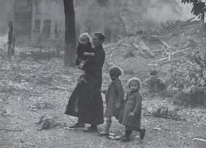 Dans l'exode, l'héroïsme se mêle à la peur en 1940.